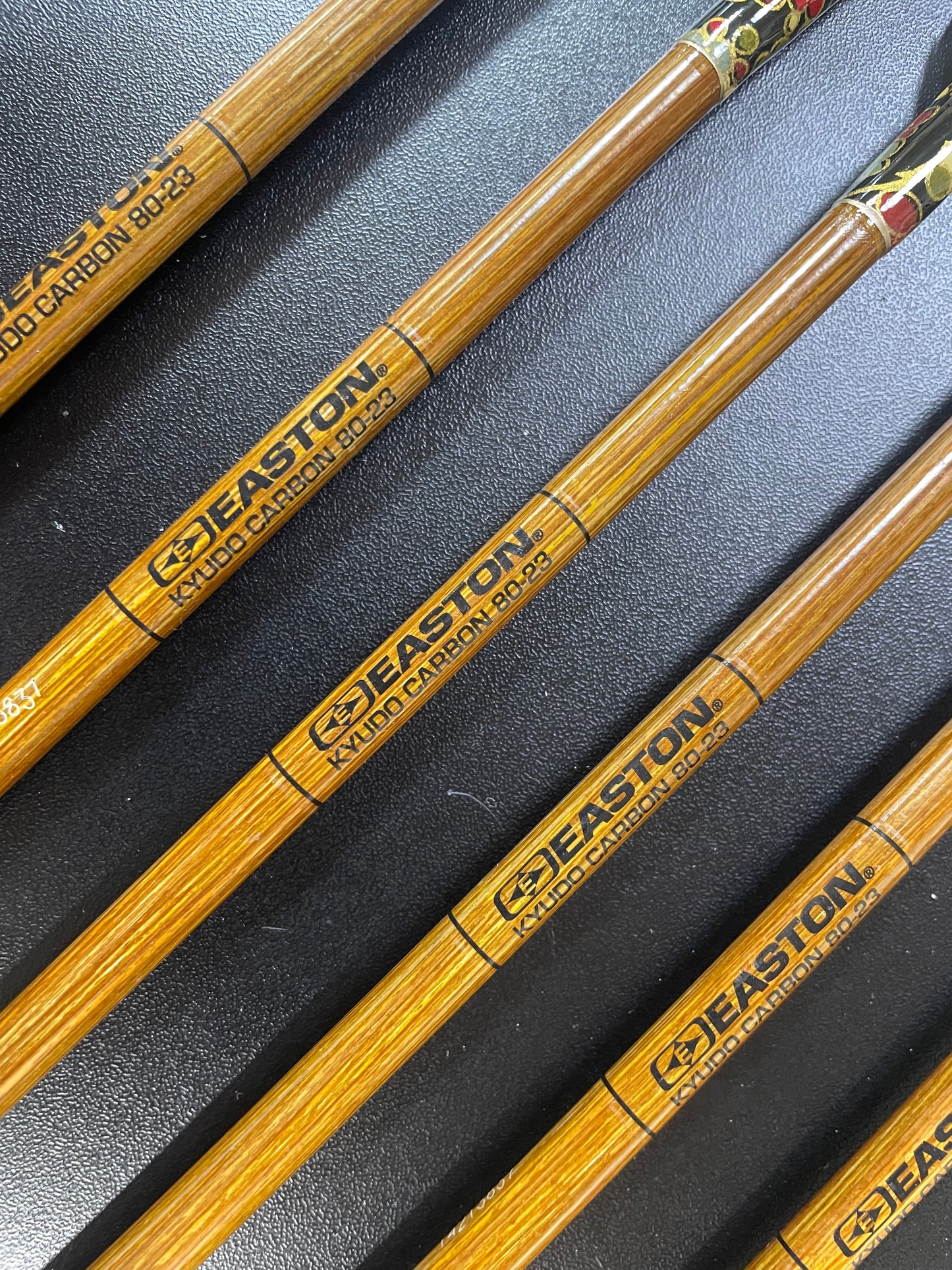 EASTON8023 犬鷲手羽 六つ矢 【羽長14.5cm】