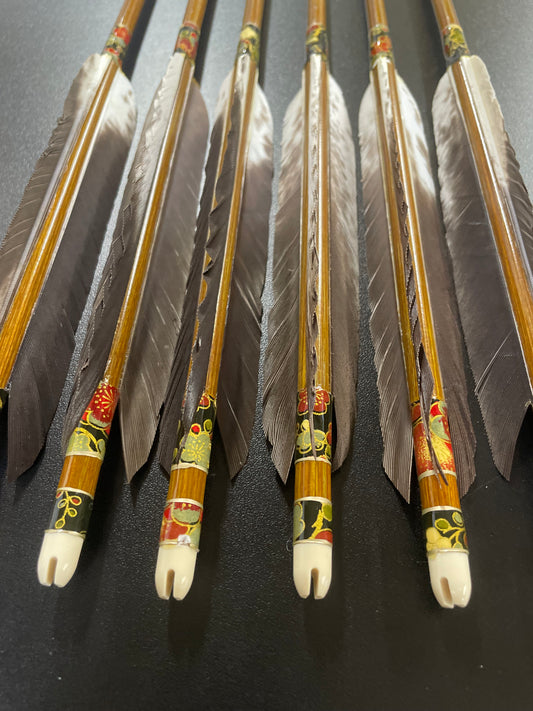 EASTON8023 犬鷲手羽 六つ矢 【羽長14.5cm】