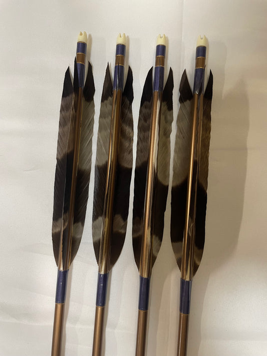 【四つ矢】1913アルミシャフト蜂熊尾羽 四つ矢 【羽長14.5cm】