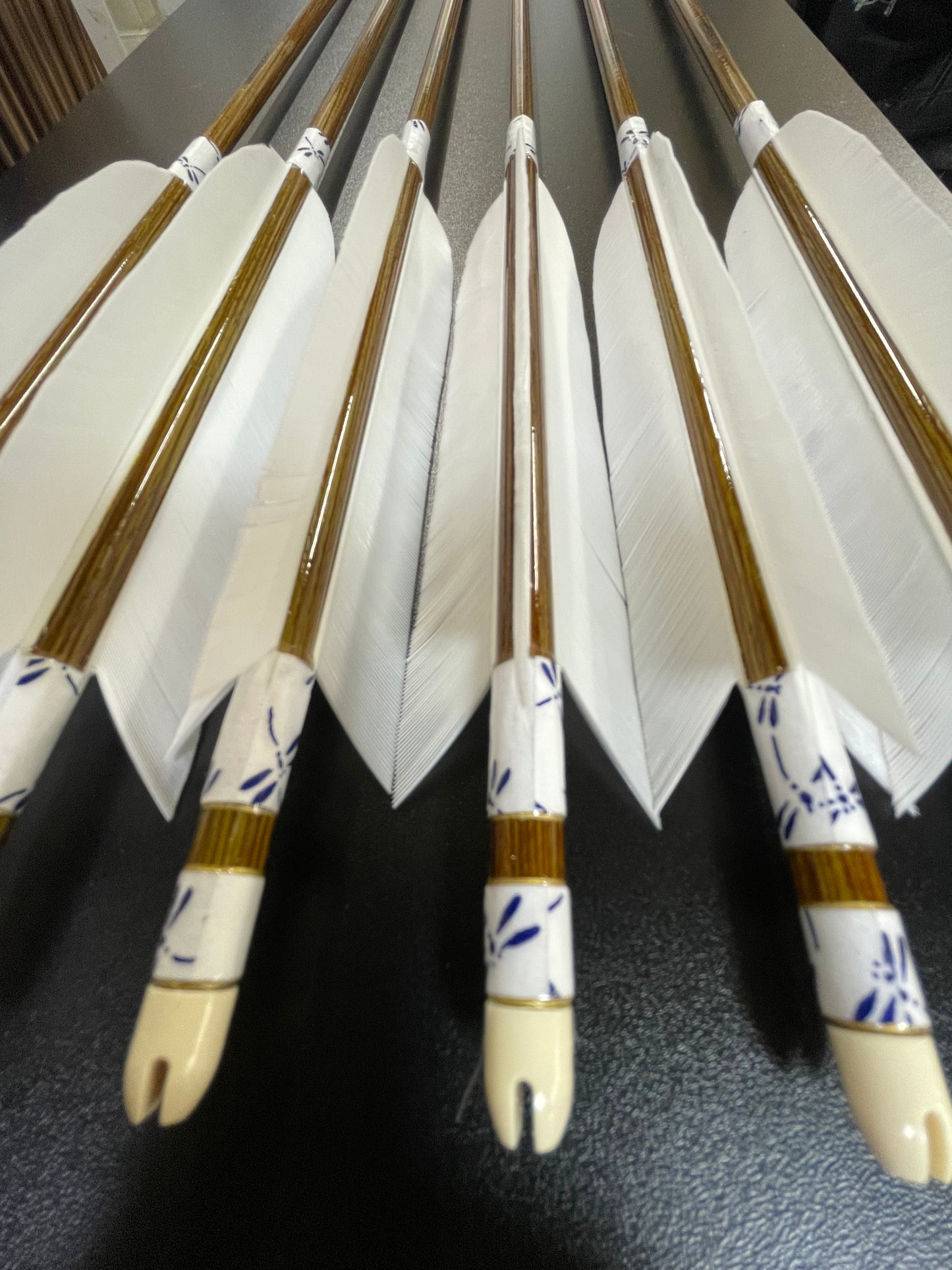 【即納】六つ矢　EASTON  ウッドカーボン　8023シャフト  ターキー白羽
