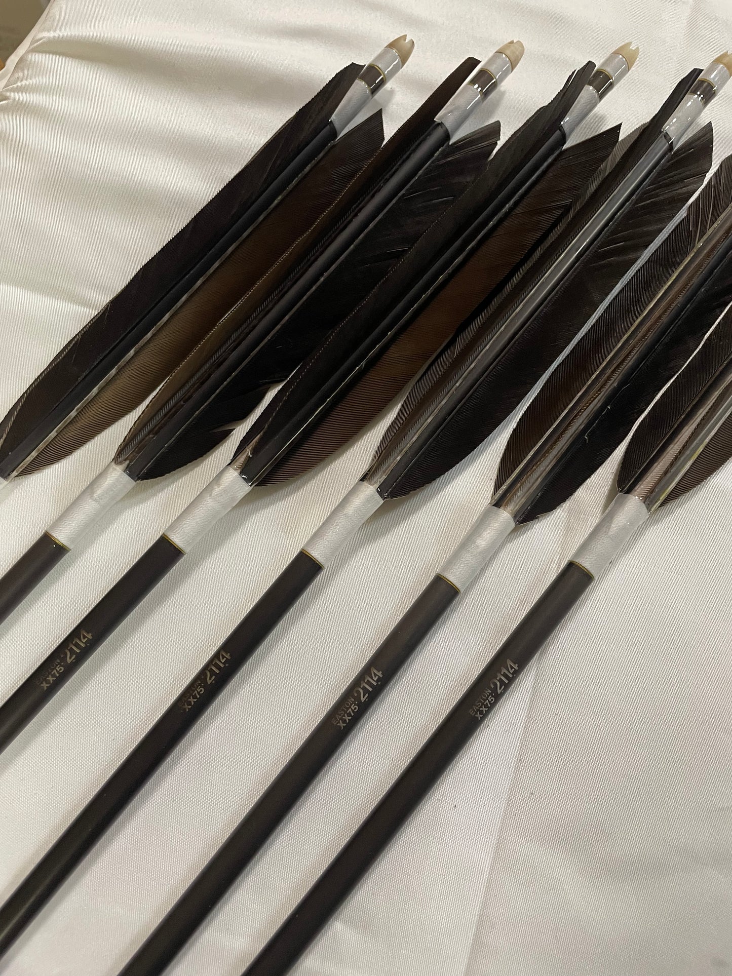 【羽微傷アリ】EASTONアルミシャフト2114 黒尾羽 六つ矢 　水牛筈【羽長15.0ｃｍ】