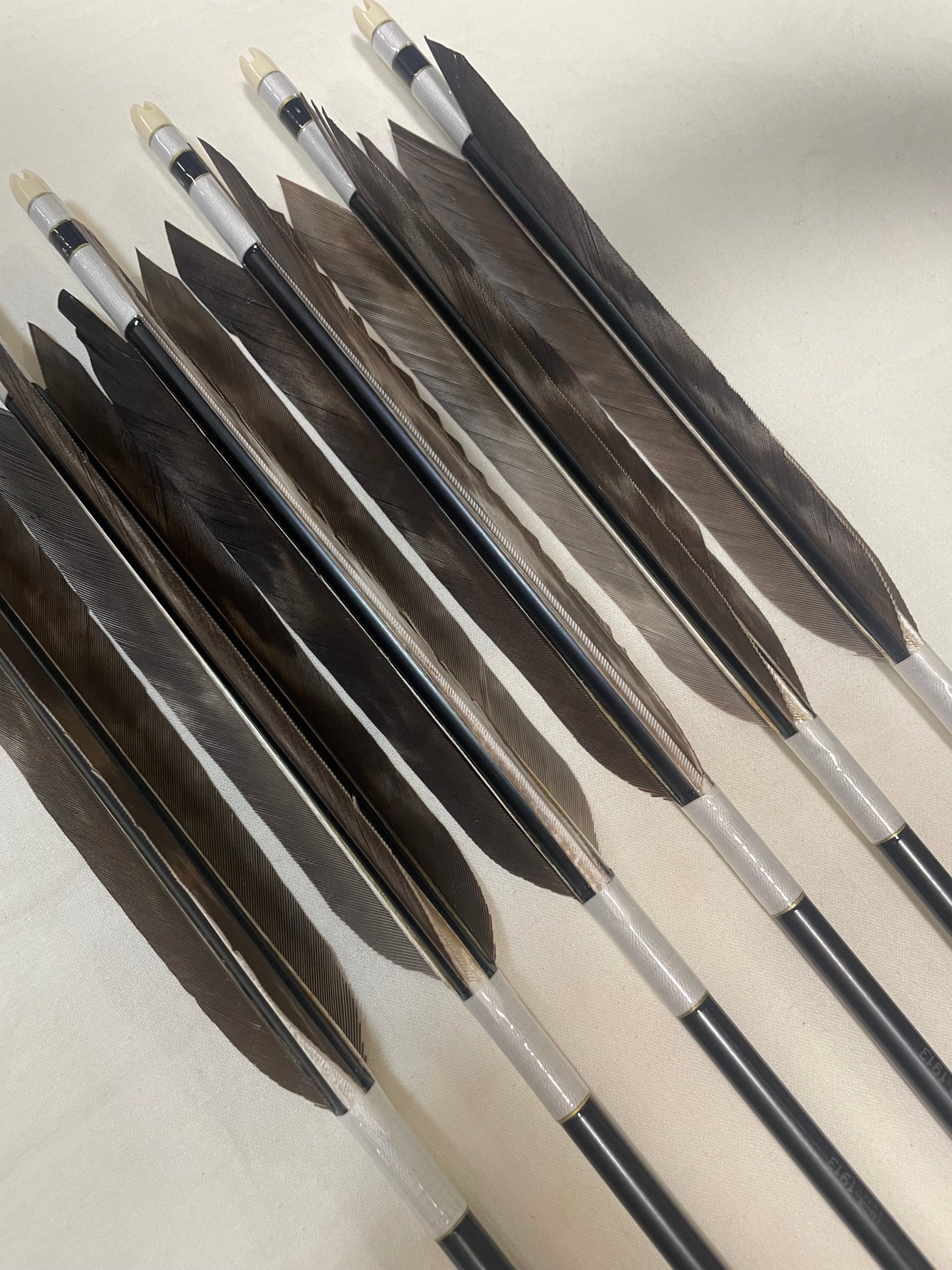 【特価品】１９１３シャフト 熊手羽風切 六つ矢 【羽長15.0ｃｍ】